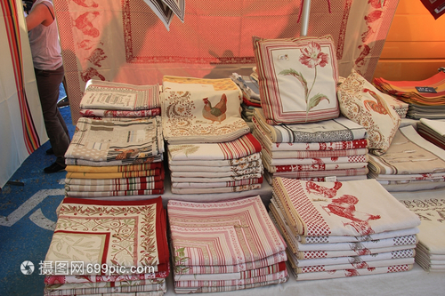 當(dāng)?shù)厥袌錾系膫鹘y(tǒng)紡織精品