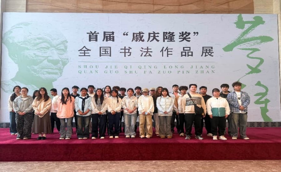 【法文學(xué)院】學(xué)子赴淮安市美術(shù)館開展現(xiàn)場(chǎng)教學(xué)活動(dòng) 組織文化藝術(shù)交流活動(dòng)